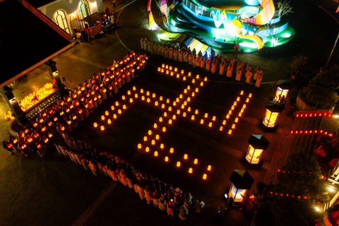 Hàng trăm Phật tử tới Fansipan dâng đăng mừng Lễ vía Đức Phật A Di Đà- Ảnh 7. Ánh sáng từ những ngọn đăng thắp lên sự ấm áp trong không gian lạnh giá, tạo nên bức tranh ánh sáng lung linh, huyền ảo hơn bao giờ hết.