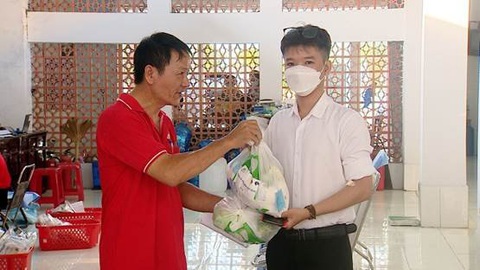 10.000 phần quà đến với người hiến máu- Ảnh 3. Quà được trao tận tay người hiến máu ở các tỉnh miền Tây Nam Bộ