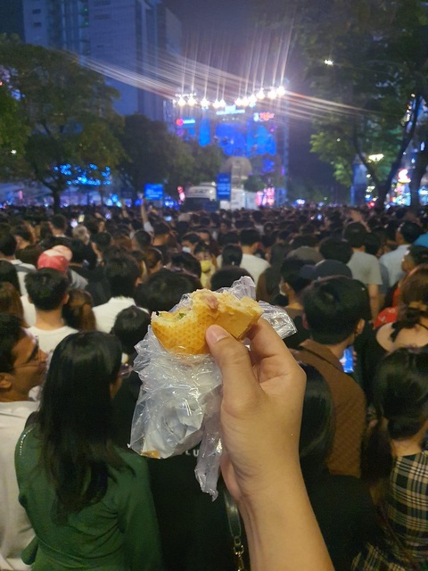 Chàng trai countdown cùng... ổ bánh mì nhận ngàn lời khen- Ảnh 2. Ăn hết rồi nhưng người vẫn đông và vẫn chưa countdown.