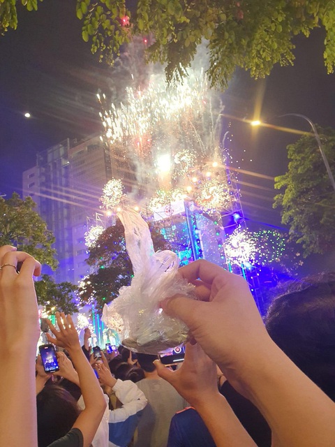 Chàng trai countdown cùng... ổ bánh mì nhận ngàn lời khen- Ảnh 3. Giây phút giao thừa rực rỡ cùng chiếc túi ni lông bọc ổ bánh mì.
