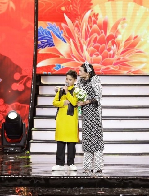 Như Quỳnh gây phấn khích khi kết hợp rapper 11 tuổi gốc Ukraine- Ảnh 3. Như Quỳnh trò chuyện cùng rapper nhí trên sân khấu live show