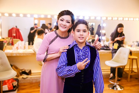 Như Quỳnh gây phấn khích khi kết hợp rapper 11 tuổi gốc Ukraine- Ảnh 1. Ca sĩ Như Quỳnh và rapper nhí có màn kết hợp mới lạ trong live show mới đây