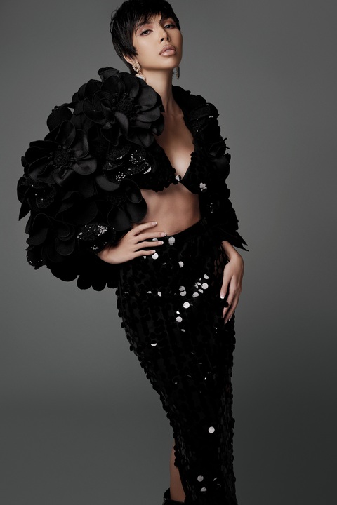 Minh Triệu nổi bật với chân váy kết hợp bra-top bằng chất liệu sequin. Chiếc áo khoác được Đỗ Mạnh Cường biến tấu từ loạt chi tiết hoa 3D to bản. Trong đó, có những hoa được kết cườm đá tỉ mỉ. Đội ngũ nhân sự mất hàng trăm giờ tạo nên những thiết kế hoa 3D này. Minh Triệu nổi bật với chân váy kết hợp bra-top bằng chất liệu sequin. Chiếc áo khoác được Đỗ Mạnh Cường biến tấu từ loạt chi tiết hoa 3D to bản, trong đó có những hoa được kết cườm đá tỉ mỉ. Đội ngũ nhân sự mất hàng trăm giờ tạo nên những thiết kế hoa 3D này.