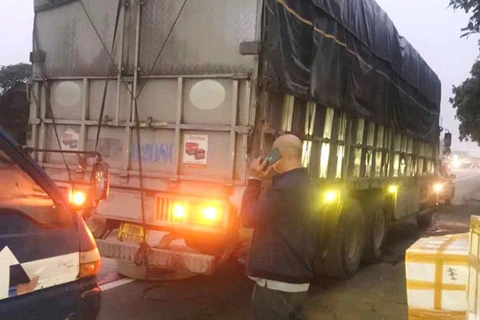 Xe tải đang chạy bị rơi bánh làm hai cháu nhỏ tử vong- Ảnh 1. Hiện trường vụ tai nạn - Ảnh: C.X.