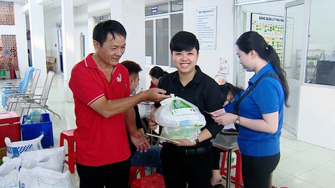 10.000 phần quà đến với người hiến máu- Ảnh 2. Đại diện Hội Chữ thập đỏ trao tặng phần quà cho người tham gia hiến máu tại TP Cần Thơ