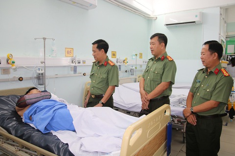 Thiếu tá công an bị thương khi trấn áp kẻ cầm dao chém bừa bãi ngoài đường- Ảnh 1. Lãnh đạo Công an tỉnh An Giang thăm, động viên thiếu tá bị chém khi trấn áp kẻ cầm dao chém bừa bãi ngoài đường - Ảnh: MAI PHƯƠNG