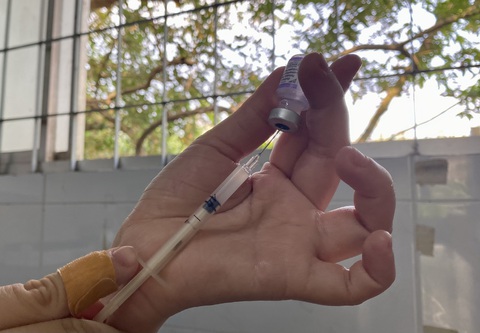 Theo HCDC, số lượng vắc xin này rất ít, chỉ đủ tiêm trong vài ngày - Ảnh: X.MAI Theo HCDC, số lượng vắc xin này rất ít, chỉ đủ tiêm trong vài ngày - Ảnh: X.MAI