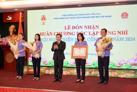 Viện trưởng VKSND Tối cao trao bằng khen và hoa cho tập thể thuộc VKSND TP - Ảnh: HỮU HẠNH Viện trưởng Viện Kiểm sát nhân dân tối cao trao bằng khen của Thủ tướng Chính phủ và hoa cho tập thể thuộc Viện Kiểm sát nhân dân TP.HCM - Ảnh: HỮU HẠNH