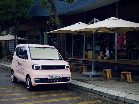Tin tức giá xe: Wuling MiniEV giảm giá, rẻ gần như xe máy- Ảnh 4. Wuling MiniEV ở Việt Nam có hai phiên bản Tiêu chuẩn và Nâng cao, mỗi bản có 2 cấu hình pin (9,6 kWh và 13,4 kWh). Theo công bố của hãng, pin này cho quãng đường di chuyển tối đa lần lượt 120km và 170km sau một lần sạc đầy. Thời gian sạc đầy lần lượt là 6,5 tiếng và 9 tiếng - Ảnh: Đại lý Wuling/Facebook