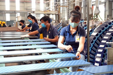 Giá trị xuất khẩu gỗ và các sản phẩm từ gỗ trong năm 2023 đạt 13,4 tỉ USD. Trong ảnh: công nhân làm việc tại Nhà máy sản xuất gỗ công nghiệp KES Group, huyện Đồng Phú, tỉnh Bình Phước - Ảnh: HỮU HẠNH Giá trị xuất khẩu gỗ và các sản phẩm từ gỗ trong năm 2023 đạt 13,4 tỉ USD. Trong ảnh: công nhân làm việc tại Nhà máy sản xuất gỗ công nghiệp KES Group, huyện Đồng Phú, tỉnh Bình Phước - Ảnh: HỮU HẠNH