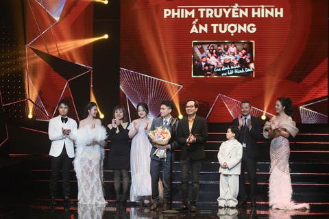 Đoàn phim Gia đình mình vui bất thình lình nhận giải Phim truyền hình ấn tượng của năm - Ảnh: DANH KHANG Đoàn phim Gia đình mình vui bất thình lình nhận giải Phim truyền hình ấn tượng của năm - Ảnh: DANH KHANG