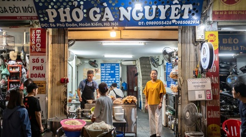 Quán phở gà Nguyệt (Hà Nội) nhộn nhịp khách từ 17h tới nửa đêm - Ảnh: MICHELIN Guide Việt Nam Quán phở gà Nguyệt (Hà Nội) nhộn nhịp khách từ 17h tới nửa đêm - Ảnh: MICHELIN Guide Việt Nam