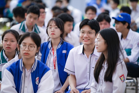 Các bạn học sinh chăm chú lắng nghe những giải đáp thắc mắc của các thầy cô - Ảnh: NAM TRẦN Các bạn học sinh lắng nghe những giải đáp thắc mắc của các thầy cô - Ảnh: NAM TRẦN