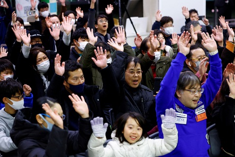 Nhật Bản vui mừng khi tàu thăm dò đáp thành công xuống Mặt Trăng rạng sáng ngày 20-1 - Ảnh: REUTERS Nhật Bản vui mừng khi tàu thăm dò đáp thành công xuống Mặt Trăng rạng sáng 20-1 - Ảnh: REUTERS