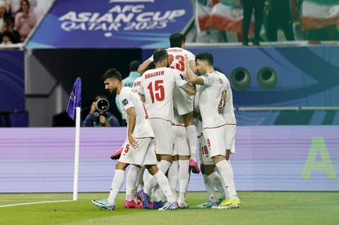 Tin tức thể thao sáng 20-1: Iran đoạt vé đi tiếp ở Asian Cup; Ronaldo 'thắng đậm' ở Globe Soccer- Ảnh 1. Niềm vui của các cầu thủ Iran sau khi ghi bàn vào lưới Palestine - Ảnh: REUTERS