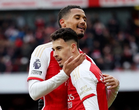 Arsenal đè bẹp Crystal Palace ở vòng 21 Premier League- Ảnh 1. Niềm vui của các cầu thủ Arsenal sau khi ghi bàn vào lưới Crystal Palace - Ảnh: REUTERS