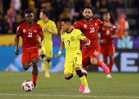 Malaysia là đại diện Đông Nam Á tiếp theo chia tay Asian Cup 2023- Ảnh 2. Tiền vệ Faisal Halim (áo vàng) tranh chấp bóng quyết liệt với cầu thủ Bahrain - Ảnh: REUTERS