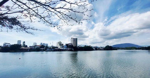 World Bank hủy tài trợ ở Nha Trang, nhiều hệ lụy- Ảnh 1. Một đoạn bờ nam sông Cái Nha Trang (Khánh Hòa) đã bị World Bank hủy tài trợ vốn đầu tư xây dựng kè và đường, có liên quan đến việc bồi thường không đúng chính sách cho dân bị ảnh hưởng bởi dự án - Ảnh: PHAN SÔNG NGÂN
