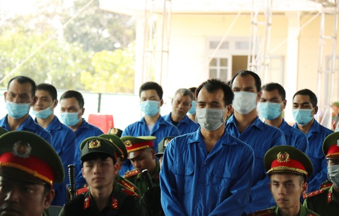 Xét xử vụ khủng bố tại Đắk Lắk: Tòa tuyên phạt 10 án chung thân- Ảnh 2. Các bị cáo nghe tòa tuyên án - Ảnh: TTXVN