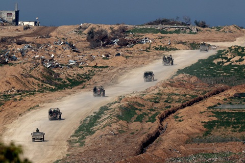 Lực lượng Israel di chuyển tại khu vực gần biên giới với Dải Gaza ngày 18-1 - Ảnh: AFP Lực lượng Israel di chuyển tại khu vực gần biên giới với Dải Gaza ngày 18-1 - Ảnh: AFP