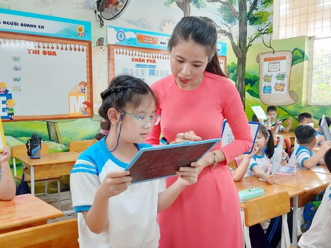 Bộ Giáo dục và Đào tạo lý giải việc nhà giáo phải có giấy chứng nhận nghề nghiệp- Ảnh 1. Theo Bộ Giáo dục và Đào tạo, giấy chứng nhận nghề nghiệp giúp nhà giáo thuận lợi hơn trong hoạt động nghề nghiệp - Ảnh: NHƯ HÙNG