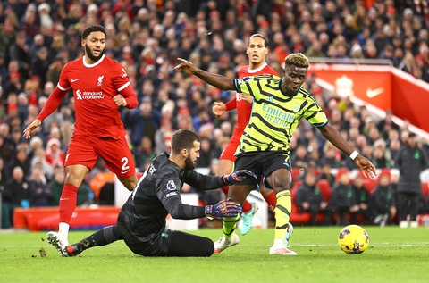 Chờ Arsenal gượng dậy- Ảnh 1. Arsenal (phải) cần phải gượng dậy kịp thời - Ảnh: REUTERS