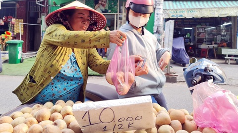 'Tăng ca' khi nghỉ Tết quá dài- Ảnh 1. Việc đầu tiên người lao động thích ứng với khó khăn là cắt giảm chi tiêu, tiền chợ búa - Ảnh: C.TRIỆU