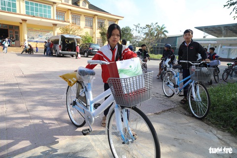 Trao 200 suất học bổng Gieo mầm tri thức cho học sinh nghèo Quảng Trị- Ảnh 3. Học sinh Quảng Trị vui mừng với chiếc xe đạp mới - Ảnh: HOÀNG TÁO