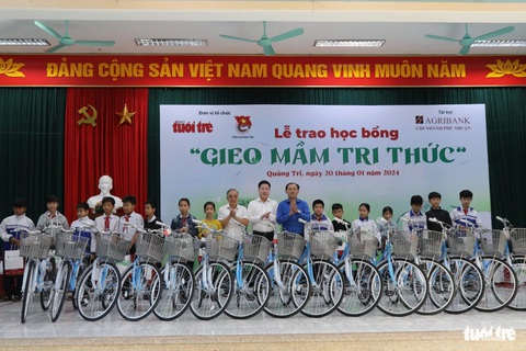 Trao 200 suất học bổng Gieo mầm tri thức cho học sinh nghèo Quảng Trị- Ảnh 4. Ông Phạm Xuân Khánh - phó bí thư Tỉnh Đoàn, chủ tịch Hội đồng Đội tỉnh Quảng Trị (áo xanh) - trao quà tặng học sinh - Ảnh: HOÀNG TÁO