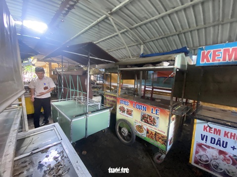 Hàng rong đeo bám chặn đường ép du khách ở Hội An- Ảnh 3. Kho tang vật thu giữ từ hàng rong phố cổ chật kín ở phường Minh An - Ảnh: B.D.
