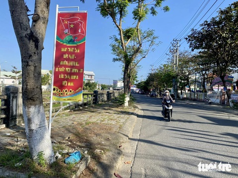 Đà Nẵng tháo khung sắt treo pa nô dễ gây nguy hiểm cho người đi đường- Ảnh 2. Các khung sắt treo pa nô đã được di dời lùi vào sâu trong vỉa hè, cách xa lòng đường - Ảnh: TRƯỜNG TRUNG