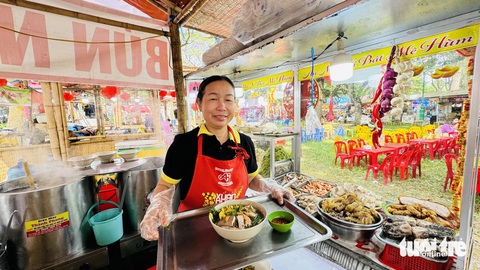 Thưởng thức thịt heo bản, cá kho làng Vũ Đại, bún nước lèo Sóc Trăng ở Lễ hội Tết Việt- Ảnh 2. Cô Thúy nấu bún nước lèo hơn 20 năm. Năm nay cô cùng nhiều người thân ở lại TP.HCM để bán xuyên Tết - Ảnh: BÔNG MAI