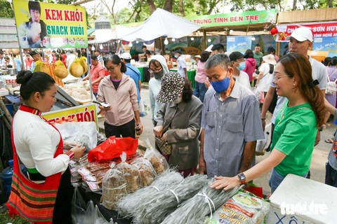 Thưởng thức thịt heo bản, cá kho làng Vũ Đại, bún nước lèo Sóc Trăng ở Lễ hội Tết Việt- Ảnh 3. Nhiều khách hàng cảm thấy thú vị,