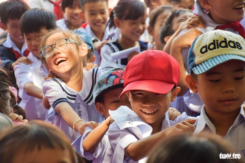 Các em nhỏ đùa vui trong những hoạt động tập thể - Ảnh: TRẦN HOÀI Các em nhỏ đùa vui trong những hoạt động tập thể - Ảnh: TRẦN HOÀI