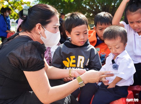 Em Mai Thanh Sang (Trường TH Xuân Sơn)nhận phiếu quà từ chương trình, dù đã học đến lớp 3 nhưng thân hình nhỏ bé như đứa trẻ 1 tuổi - Ảnh: TRẦN HOÀI Em Mai Thanh Sang (Trường tiểu học Xuân Sơn) nhận phiếu quà từ chương trình, dù đã học đến lớp 3 nhưng thân hình em nhỏ bé như trẻ 1 tuổi - Ảnh: TRẦN HOÀI