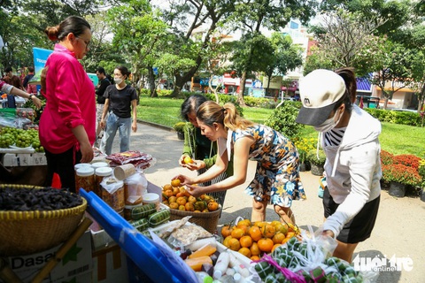 Thưởng thức thịt heo bản, cá kho làng Vũ Đại, bún nước lèo Sóc Trăng ở Lễ hội Tết Việt- Ảnh 6. Quýt hồng Lai Vung (Đồng Tháp) hút khách - Ảnh: PHƯƠNG QUYÊN