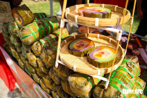 Thưởng thức thịt heo bản, cá kho làng Vũ Đại, bún nước lèo Sóc Trăng ở Lễ hội Tết Việt- Ảnh 7. Bánh tét ngũ sắc Vĩnh Long - Ảnh: PHƯƠNG QUYÊN