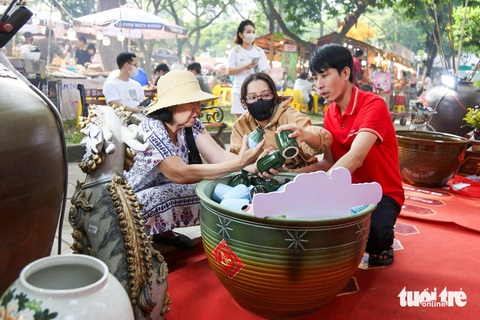 Thưởng thức thịt heo bản, cá kho làng Vũ Đại, bún nước lèo Sóc Trăng ở Lễ hội Tết Việt- Ảnh 8. Ngoài ẩm thực, lễ hội còn có gian hàng gốm sứ, trang sức... - Ảnh: PHƯƠNG QUYÊN