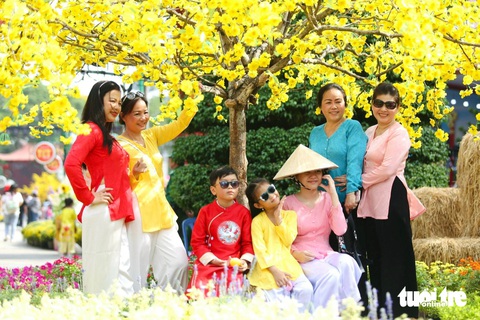 Thưởng thức thịt heo bản, cá kho làng Vũ Đại, bún nước lèo Sóc Trăng ở Lễ hội Tết Việt- Ảnh 4. Lễ hội Tết Việt có rất nhiều khu vực chụp ảnh đẹp - Ảnh: PHƯƠNG QUYÊN