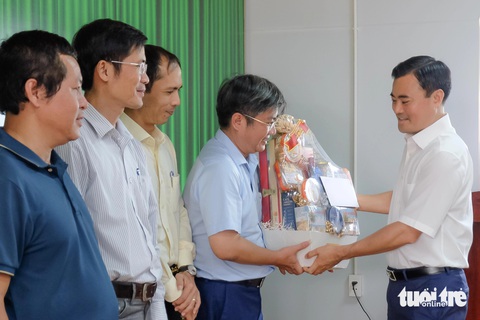 Phó chủ tịch Bùi Xuân Cường kiểm tra tiến độ vành đai 3, chúc Tết công nhân- Ảnh 1. Ông Bùi Xuân Cường trao quà Tết cho các kỹ sư, công nhân làm dự án vành đai 3 tại gói thầu XL6, huyện Củ Chi - Ảnh: PHƯƠNG NHI