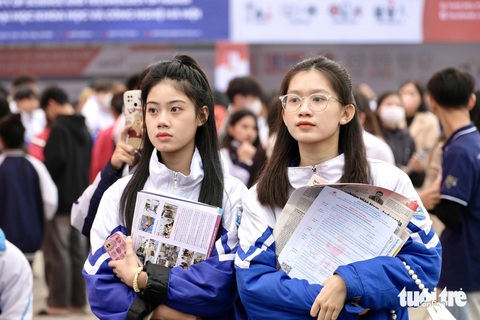 Năm 2024, Trường đại học Giao thông vận tải tăng chỉ tiêu xét tuyển- Ảnh 1. Học sinh tham dự chương trình tư vấn tuyển sinh - hướng nghiệp năm 2024 do báo Tuổi Trẻ phối hợp các đơn vị tổ chức - Ảnh: NGUYÊN BẢO
