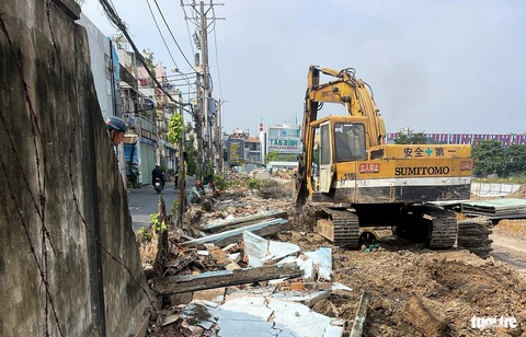 Đập bức tường tồn tại 3 thập kỷ, gỡ tắc đường vào sân bay Tân Sơn Nhất- Ảnh 2. Đơn vị thi công cho biết bức tường dài 400m ở đường C12 bắt đầu được tháo dỡ một tuần nay, hiện đã hoàn tất. Nhiều năm qua đoạn đường chỉ rộng khoảng 3m này thường xuyên ùn tắc, đi lại khó khăn.