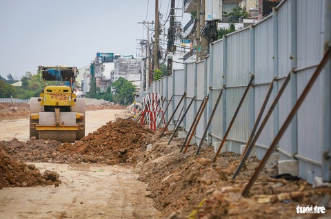 Đập bức tường tồn tại 3 thập kỷ, gỡ tắc đường vào sân bay Tân Sơn Nhất- Ảnh 3. Sau khi tháo dỡ bức tường cũ, một hàng rào tôn được dựng tạm lên để đảm bảo an toàn giao thông trong thời gian làm dự án. Thời gian tới, rào tôn này cũng sẽ được dỡ bỏ để nhập chung phần mặt đường C12 hiện hữu với đường nối Trần Quốc Hoàn (tổng chiều rộng 32m).