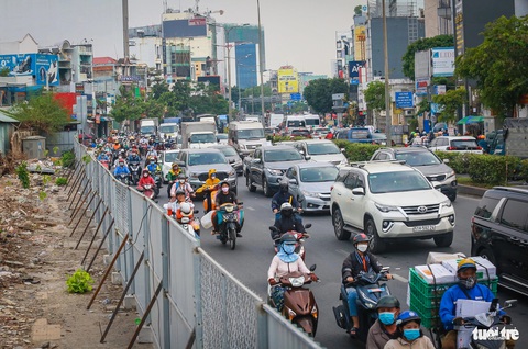 Đập bức tường tồn tại 3 thập kỷ, gỡ tắc đường vào sân bay Tân Sơn Nhất- Ảnh 6. Đại diện Ban quản lý dự án đầu tư xây dựng các công trình giao thông TP.HCM (chủ đầu tư) cũng đang mở rộng đường Cộng Hòa (đoạn giáp đường C12) lên 9 - 11m, góp phần tăng diện tích mũi tàu Cộng Hòa - Trường Chinh vốn đã quá tải suốt nhiều năm qua, gây ám ảnh cho người dân.