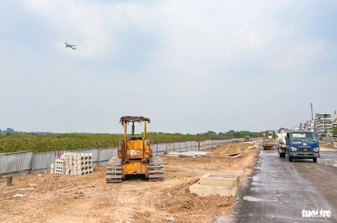 Đập bức tường tồn tại 3 thập kỷ, gỡ tắc đường vào sân bay Tân Sơn Nhất- Ảnh 7. Dự án xây dựng đường nối Trần Quốc Hoàn - Cộng Hòa (quận Tân Bình) có tổng vốn đầu tư hơn 4.848 tỉ đồng từ ngân sách TP.HCM, bắt đầu khởi công cuối năm 2022, dự kiến hoàn thành trong năm 2024.