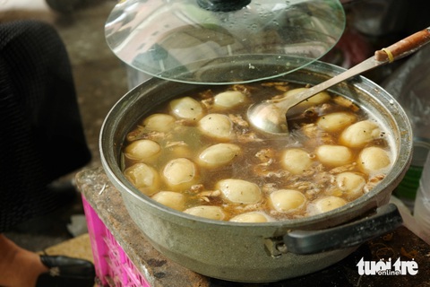 Tháng chạp đi chợ người giàu, người nghèo Hà Nội: Ngày xưa dễ mua, dễ bán hơn giờ- Ảnh 7. Bánh trôi tàu ở chợ Bưởi 15.000 đồng/bát, ngon mà rẻ hơn các nơi nhiều - Ảnh: ĐẬU DUNG