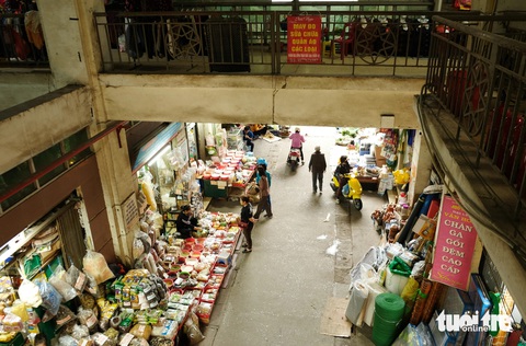 Tháng chạp đi chợ người giàu, người nghèo Hà Nội: Ngày xưa dễ mua, dễ bán hơn giờ- Ảnh 6. Chợ Bưởi ngày nay gì cũng có nhưng thiếu đặc sản vùng miền như xưa - Ảnh: ĐẬU DUNG
