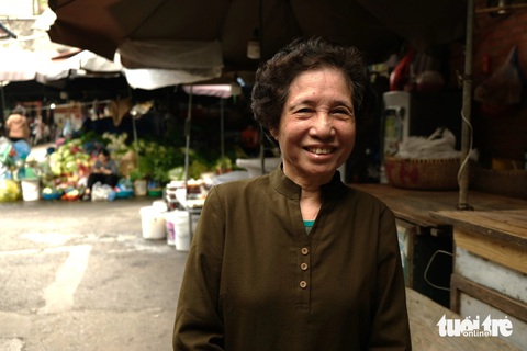 Bà Nguyễn Thị Trumg - người làng Yên Thái, gắn bó với chợ Bưởi từ bé cho tới khi già - Ảnh: ĐẬU DUNG Bà Nguyễn Thị Trung đi chợ Bưởi cả một đời - Ảnh: ĐẬU DUNG