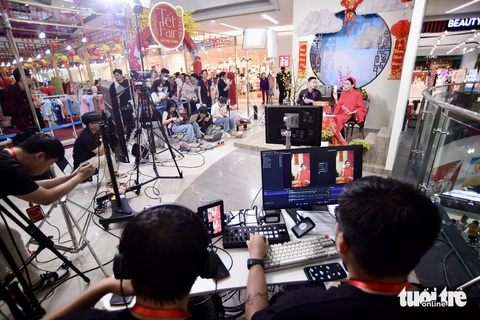 Siêu thị 'đua' livestream bán hàng Tết- Ảnh 1. Không khí mua sắm tại Vạn Hạnh Mall sôi động hơn ngày thường khi tổ chức thêm các phiên livestream ngày 20-1 - Ảnh: QUANG ĐỊNH
