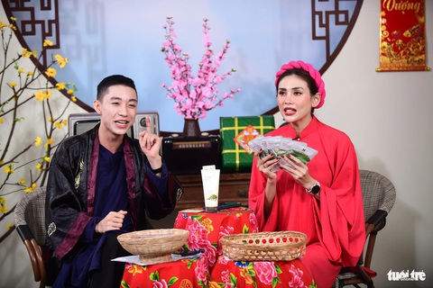 Siêu thị 'đua' livestream bán hàng Tết- Ảnh 2. Nhiều sản phẩm làm đẹp thuộc các thương hiệu nổi tiếng được giảm giá sâu đến 70% trên sóng livestream - Ảnh: QUANG ĐỊNH